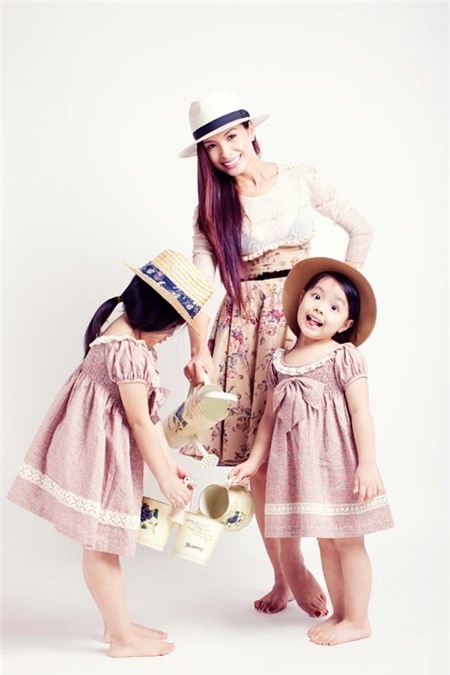 Suli và Suti luôn sát cánh bên ba mẹ trong các sự kiện. Thúy Hạnh luôn khéo léo khoe con tại các sự kiện này bằng những bộ trang phục “gia đình” nhã nhặn và khắng khít. Trên trang cá nhân của Thúy Hạnh, hai bé Suli và Suti luôn được mẹ cập nhật đầy đủ những hình ảnh và thông tin. 