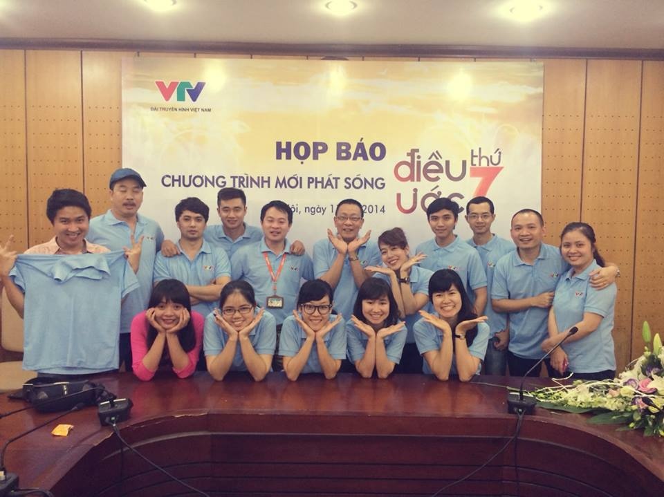 Ê kíp thực hiện chương trình Điều ước thứ 7 chụp ảnh kỷ niệm trong buổi họp báo hôm 11/4.