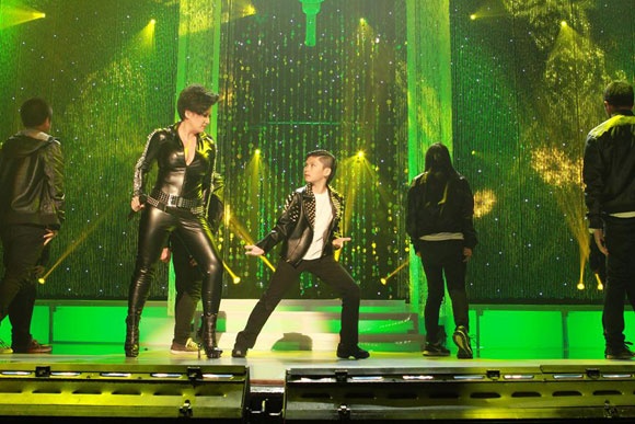 Cậu con trai lớn của ca sĩ Bằng Kiều là Bằng Phương đã sớm bộc lộ tài năng và khiếu âm nhạc thừa hưởng từ cha mẹ. Vừa qua, trên trang cá nhân của mình, Bằng Kiều chia sẻ một dòng status đầy cảm xúc khi thấy con trai biểu diễn cùng vợ - nữ ca sĩ Trizzie Phương Trinh trên sân khấu một chương trình lớn tại Mỹ: “Đây là show diễn đầu tiên của Beckham (tên tiếng Anh của Bằng Phương - PV) với mẹ trên sân khấu trong một chương trình lớn... Con diễn mà bố háo hức và hồi hộp muốn xỉu”.