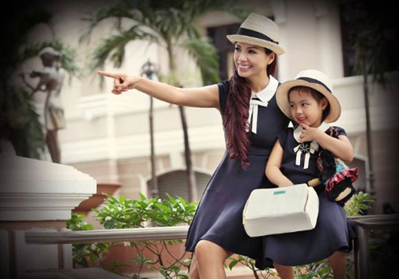 Gia đình nhỏ của Minh Khang và siêu mẫu Thuý Hạnh luôn được khán giả bầu chọn là gia đình hạnh phúc nhất showbiz Việt. Hai cô công chúa của Minh Khang – Thuý Hạnh được thừa hưởng cả nét đẹp lẫn gen nghệ thuật từ bố mẹ.