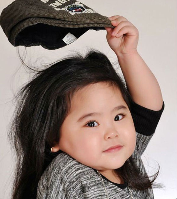 Mới 11 tuổi nhưng cậu bé với gương mặt bụ bẫm đã có lối diễn xuất hồn nhiên, dễ thương. Được ba là một danh hài có tiếng hướng nghiệp, Nhật Thịnh đã bước lên sân khấu từ khi còn nhỏ. Yến Khang sớm khẳng định năng khiếu diễn xuất qua thành công của bộ phim Bay vào cõi mộng, để lại ấn tượng cho mọi người về một cô nhóc lém lỉnh và rất duyên. Trong buổi ra mắt phim, cô bé rất tự tin và hồn nhiên chụp ảnh, đứng dậy chào các cô chú phóng viên, giới thiệu tên tuổi cùng vai diễn của mình trong phim.