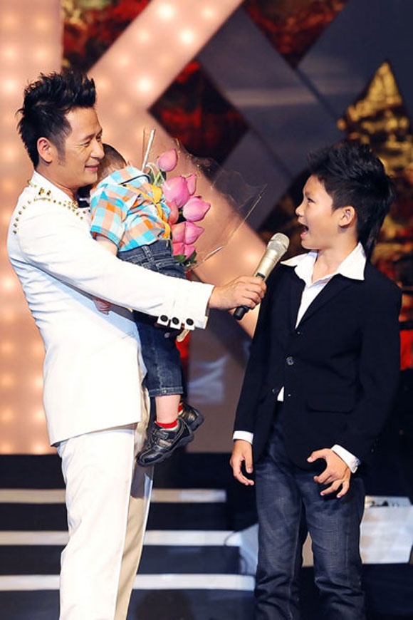 Trên sân khấu cùng bố.