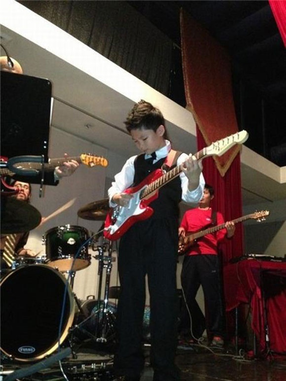 Cực ngầu và chuyên nghiệp, Bằng Phương khiến mọi người phải thốt lên câu “Hổ phụ sinh hổ tử”.  Nam ca sĩ Trái tim bên lề chắc chắn không khỏi tự hào về cậu con trai tài năng của mình.