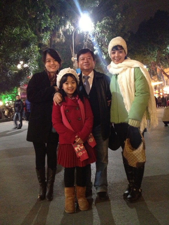 Tự tin trên sân khấu và rất dạn dĩ trước ống kính, bé Hồng Khanh hiện đang là người mẫu nhí, ca sĩ nhí của các sân khấu ca nhạc thiếu nhi.