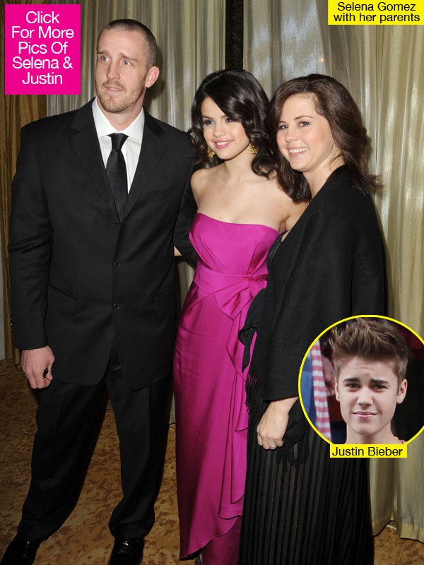 Selena không muốn mẹ đẻ và cha dượng làm quản lý cho mình nữa. 