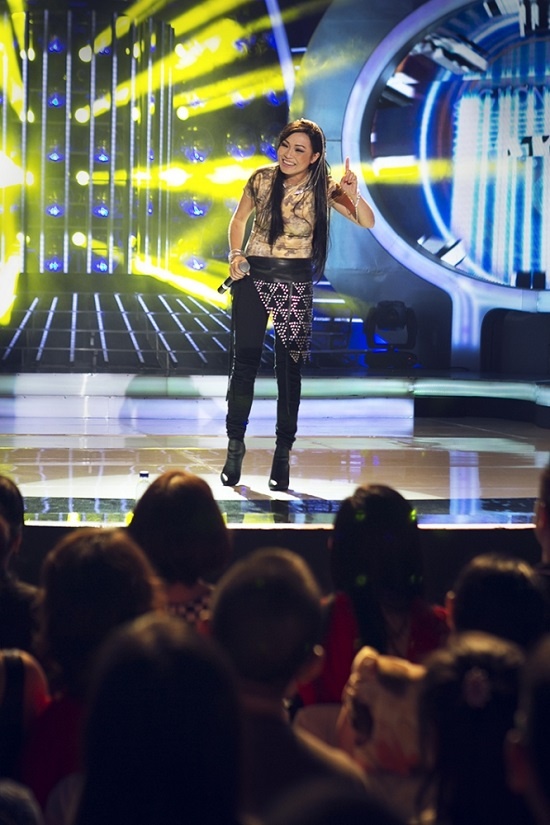 Vy Oanh trở lại với Gương mặt thân quen trong một tâm trạng khá lo âu khi cô phải hóa thân thành Phương Thanh với nhạc phẩm Trống vắng. Khi cửa thang máy vừa mở và khán giả đang háo hức chào đón Vy Oanh, một điều bất ngờ xảy đến: Phương Thanh “thật” xuất hiện trên sân khấu. Khi chị Chanh cất tiếng hát, cả Ban giám khảo và khán giả vỡ òa trong niềm phấn khích, thích thú. Tuy nhiên, Phương Thanh nhanh chóng được mời ra hàng ghế thí sinh ngồi để cùng xem Vy Oanh biểu diễn. 