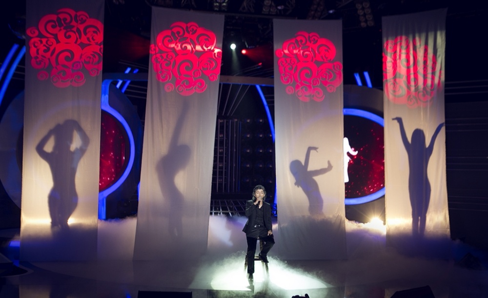 Hoai Lam hoa than thanh Andrea Bocelli voi nhac pham 'Besame Mucho' hinh anh