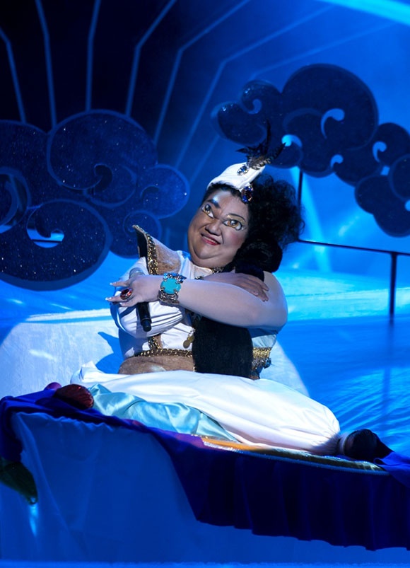 Khi xuất hiện trên sân khấu, Vương Khang đã khiến cả khán phòng phải ồ lên vì sự sáng tạo đáng khen ngợi của anh. Vương Khang đã phân đôi người để hóa thân thành nửa nam nửa nữ. Giọng hát của anh cũng phải chuyển hai tông khác nhau. Vì thế, trang phục của anh vô cùng đặc biệt. Chiếc thảm bay được làm công phu từ những vật liệu rất giản đơn như ống nước, vải may đính kèm một số hột đá phụ kiện nhưng nặng đến 8kg khiến Vương Khang phải gồng mình đeo lấy nó trong cả tiết mục biểu diễn. Vì ê kíp trang điểm vẽ đôi mắt to như phim hoạt hình, khi biểu diễn, Vương Khang phải nhắm nghiền mắt. 