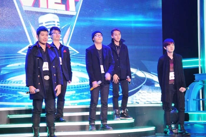 nhóm Dragon Smile với năm chàng trai đồng đều về ngoại hình đã khiến khán giả thất vọng hoàn toàn với ca khúc Người nào đó của Justatee