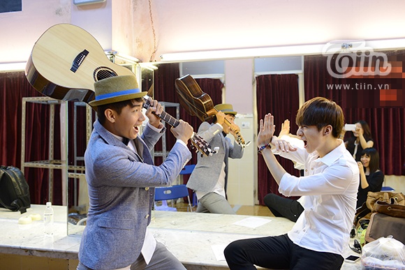 Hai chàng trai đa tài nghịch ngợm trong hậu trường trước giờ lên sân khấu.