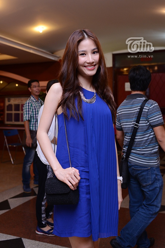 Diễm My 9X diện bộ váy xanh giản dị, trẻ trung.