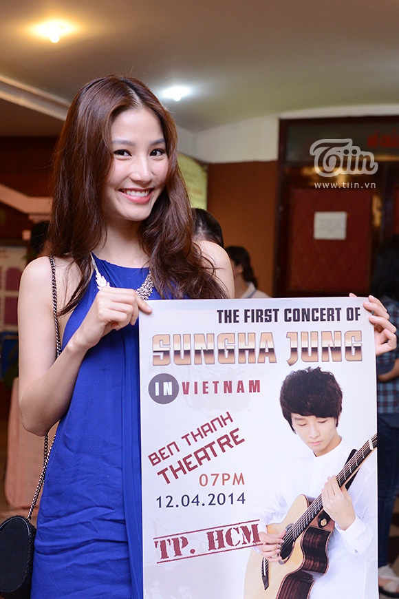 Cô nàng cũng là một fan thích nghe nhạc của nghệ sĩ guitar này.