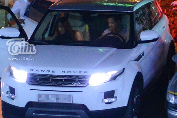 Nữ diễn viên được người yêu đưa về sau khi dự sự kiện.