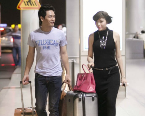 MC Phan Anh sanh doi cung Trang La o san bay hinh anh