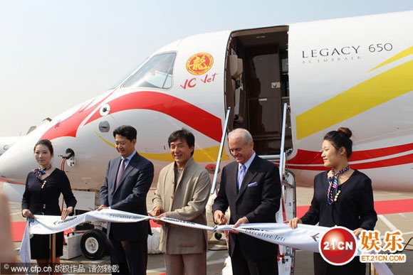 Thành Long là một trong những sao Hoa ngữ đầu tiên sở hữu máy bay riêng.