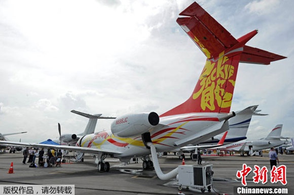 Máy bay của anh có phần đuôi được thiết kế cách điệu với chữ Long và Jackie tên anh.