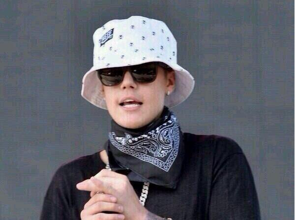 Selena Gomez muon yeu nguoi hon tuoi de quen Justin Bieber hinh anh