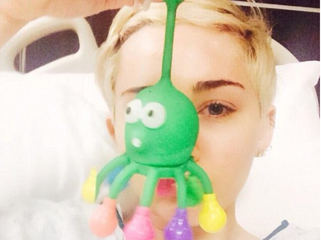 Miley Cyrus chup anh tu suong du nhap vien vi di ung thuoc hinh anh