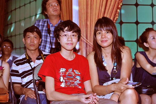 Con gái Hồ Diễm Quỳnh Phương trong một lần theo mẹ đi làm chương trình.