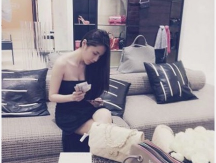 Sao Viet bi nem da vi khoe tien cua hinh anh