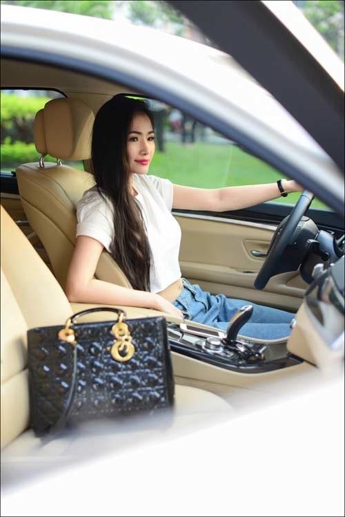 Ngoài đời Cao Thùy Dương thường dùng phụ kiện hàng trăm triệu và lái xe hơn 3 tỷ đi làm.