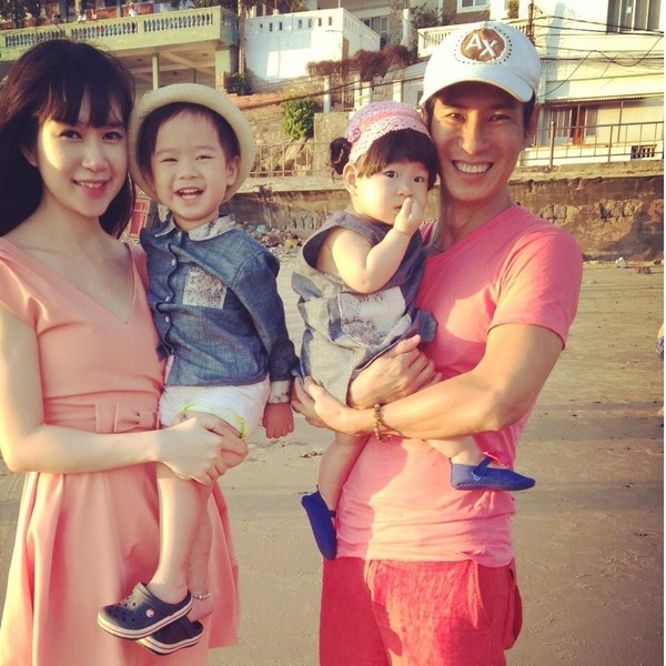 Dường như khoảng cách 16 tuổi không ảnh hưởng đến hạnh phúc gia đình của cặp vợ chồng Lý Hải và Minh Hà. Kể từ khi kết hôn, công nàng hot girl xinh đẹp Minh Hà đã gác lại hết tất cả công việc, chỉ ở nhà đảm nhận việc nội trợ, chăm sóc hai nhóc tì Rio và Cherry giúp Lý Hải. 