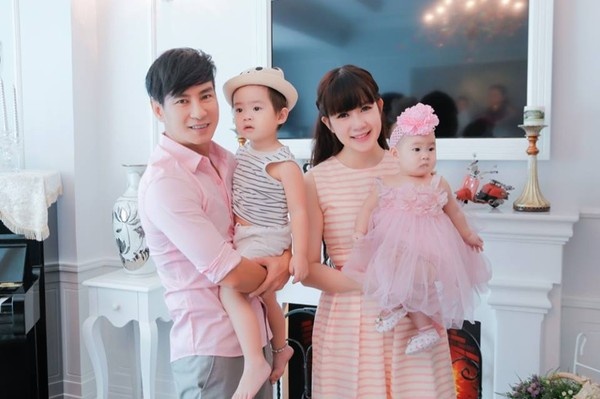 Thành công trong nghệ thuật, nam ca sĩ “Trọn đời bên em” cũng là một người đàn ông đảm đang. Anh luôn biết cách giữ lửa hạnh phúc khi người chồng tâm lý, người cha hết lòng yêu thương các con. Những lúc rảnh rỗi, Lý Hải thường phụ giúp vợ dọn dẹp nhà cửa, chăm sóc hai con.