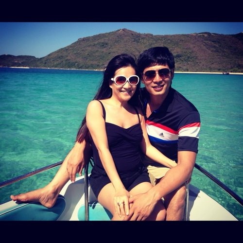 Bình Minh từng chia sẻ, anh hay thể hiện tình cảm với vợ bằng những bó hoa và bữa ăn tối lãng mạn: “Chắc chắn là yêu và cưới là hai giai đoạn khác nhau. Nhưng nếu duy trì được sự lãng mạn, chăm sóc cho nhau thì tình cảm không thể nhạt dần được. Đến bây giờ, tôi vẫn có những hành động lãng mạn như tặng hoa, tặng quà để khiến Anh Thơ vui”.