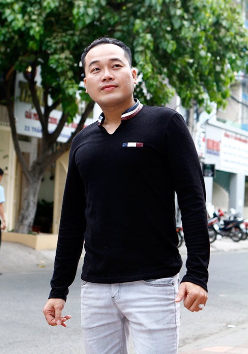 Trong thời gian xa nhà đi hát, vợ là người thay anh quán xuyến mọi công việc kinh doanh ở quê.