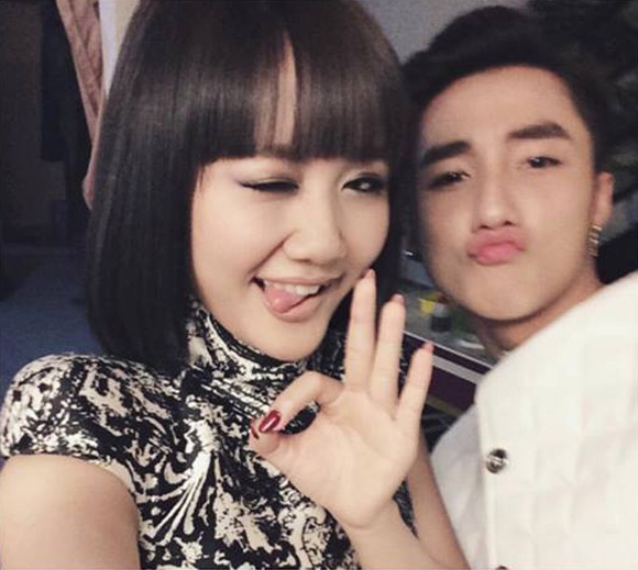 Sơn Tùng M-TP luôn hộ tống người đẹp đi dự các sự kiện. Cả hai thường xuyên chụp ảnh nhí nhảnh và tình cảm phía sau hậu trường. 