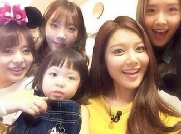 SNSD pose ảnh cùng cô bé.