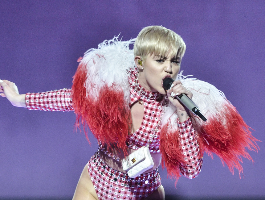 Miley gay tranh cai khi lot top 100 nguoi co anh huong nhat hinh anh