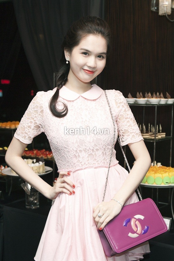 Dù có gắn logo của Chanel, nhưng hình dáng, đường may trên chiếc túi của Ngọc Trinh lại bị một số trang báo đánh giá là không được tinh tế như những mẫu thiết kế của dòng thời trang cao cấp này.