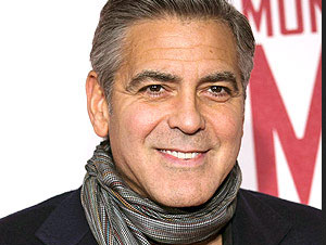 George Clooney cau hon ban gai kem 16 tuoi hinh anh