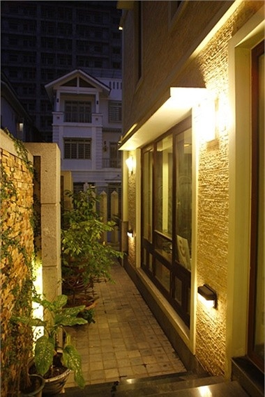 Ngõ nhỏ dẫn lối vào nhà.