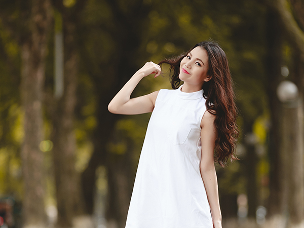 Tra Ngoc Hang khoe chan dai tren pho hinh anh