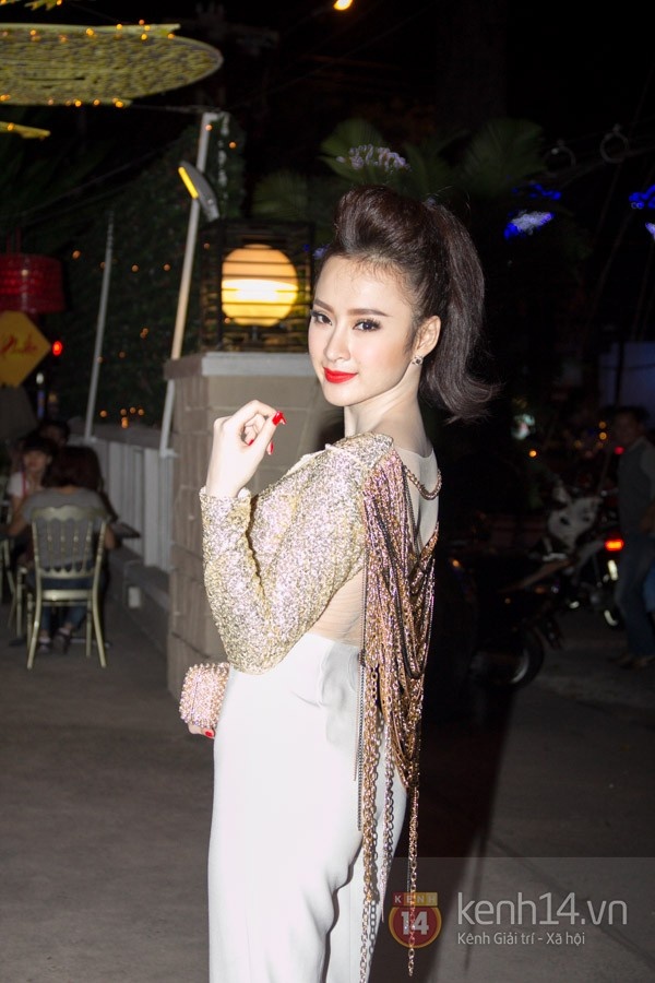 Nhằng nhịt dây rợ, ánh kim cũng đủ để khiến Angela Phương Trinh trở nên tỏa sáng theo đúng nghĩa đen.