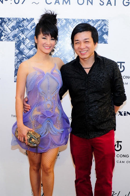 Thời trang xuyên thấu tinh tế, duyên dáng cùng mái tóc bới cầu kỳ.