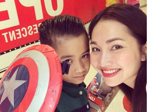 Vo chong Kim Hien vui ve dua con trai di xem phim hinh anh