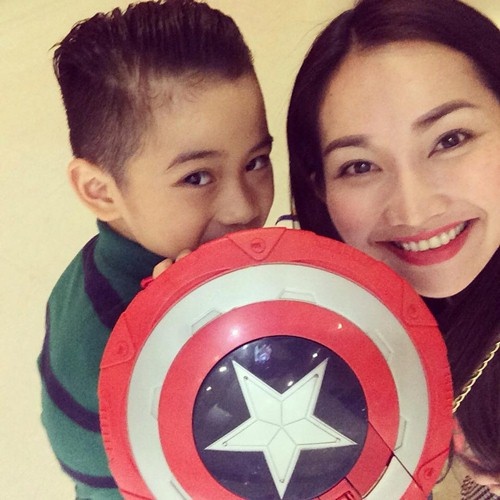 Kim Hiền và con trai.