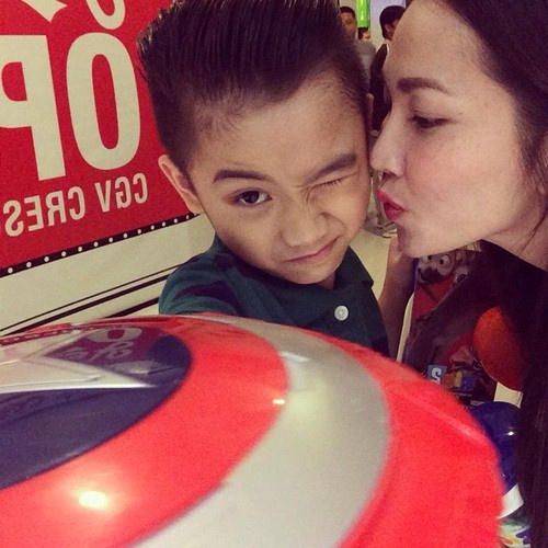 Kim Hiền rất xúc động và hạnh phúc khi giờ đây con trai đã gọi chồng là ba.