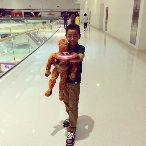 Cậu nhóc thích thú cầm món quà của ba Andy tặng trong một dịp đi công tác. Chú siêu nhân màu vàng luôn được Sonic mang theo bên mình.