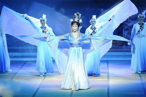 Hai hình ảnh hoàn toàn khác nhau của Lý Ngọc Cương.