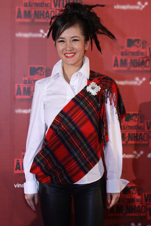 Hồng Nhung ấn tượng trong một đêm trao giải thưởng âm nhạc.