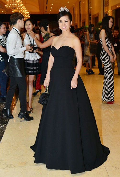 Cô cài vương miện như công chúa và mặc đầm dài lãng mạn trong một sự kiện ở TP.HCM