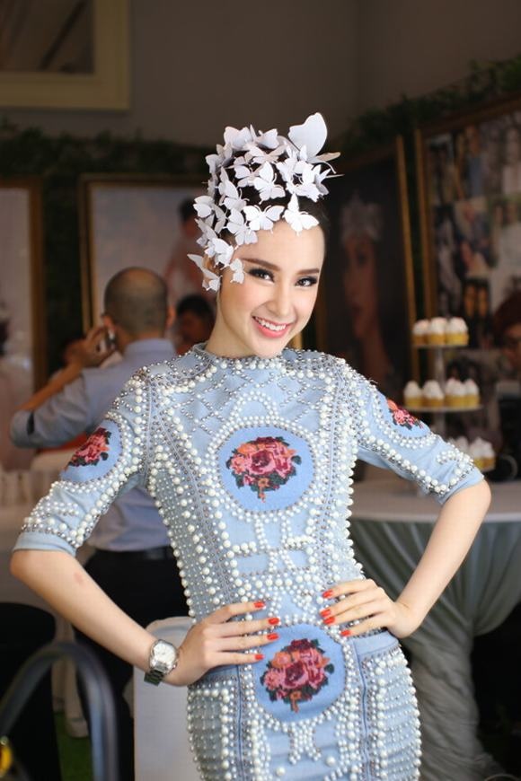 Vừa diện váy nhái, Angela Phương Trinh vừa tranh thủ tạo điểm nhấn trên mái tóc cầu kỳ gấp mấy lần 