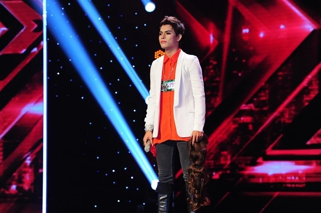 Đàm Vĩnh Hưng là người đầu tiên nhận ra Bùi Caroon và Hồ Ngọc Hà cũng không giấu được sự bất ngờ. “Tôi là người bất ngờ nhất. Không hiểu vì lý do gì mà em lại thay đổi như thế. Thật sự khi bước ra sân khấu, chị hoàn toàn không nhận ra em. Nhưng khi em hát câu cuối cùng, em bỏ mái tóc ra, chị nhớ em rất rõ. Run ơi là run. Tại sao em lại thay đổi?”, giọng ca Hãy thứ tha cho em không giấu được xúc động.  