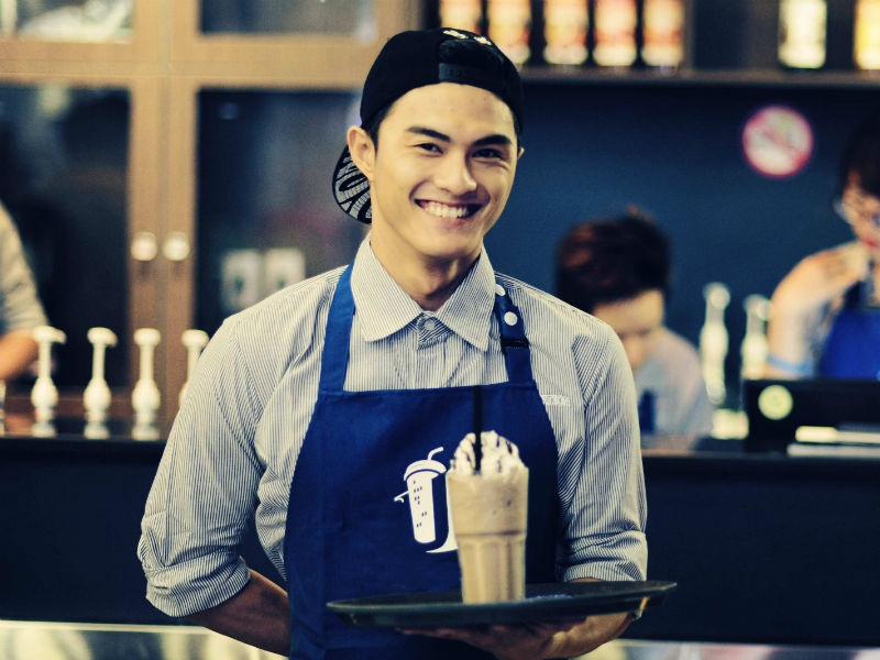 Lam Vinh Hai cuoi tuoi roi lam phuc vu quan ca phe hinh anh