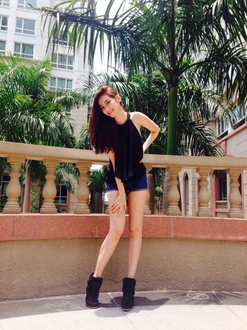 Quần short là một trong những trang phục được yêu thích của mọi tín đồ khi Hè đến. Trúc Diễm xinh đẹp và năng động khi kết hợp quần short với giày sneaker đế độn và áo hai dây.