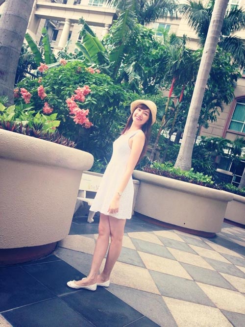 Lúc khác, người đẹp lại biến hóa thành cô gái ngọt ngào với váy xòe.
